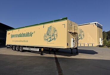 Extralanger Schubbodenauflieger SDS 390 X-tra Long und Gardinensattelauflieger SDS 390 RoadRunner X-tra Long der Spreewaldmühle GmbH